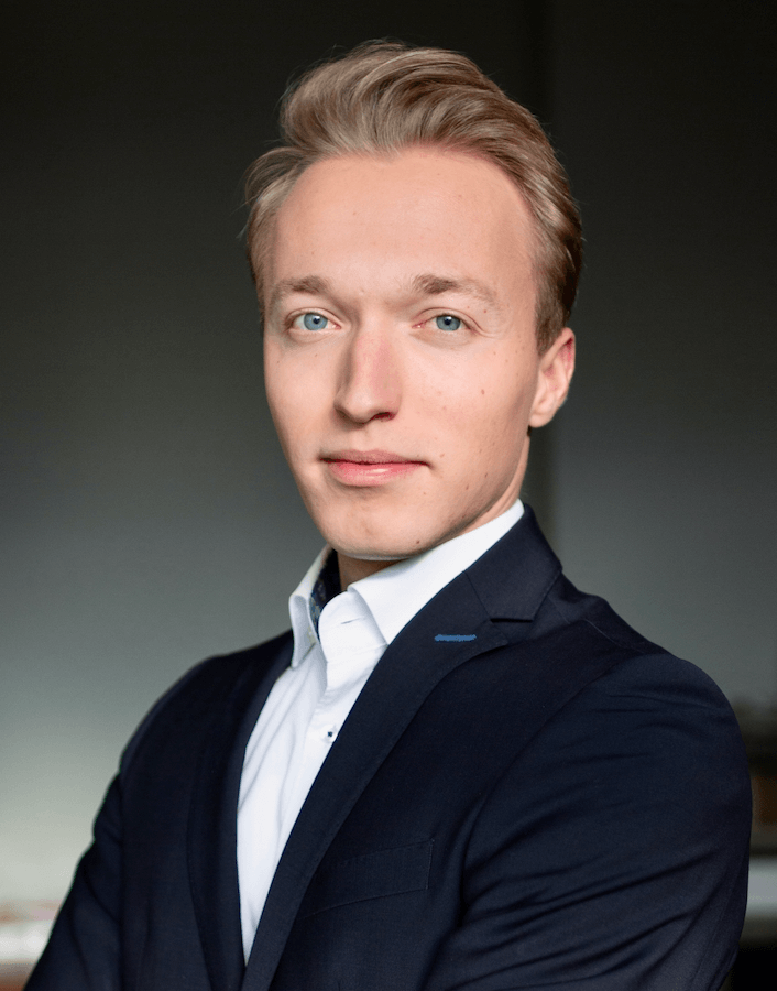 Marlow D. Guttmann, Porträt im Anzug