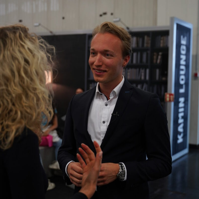 Marlow D. Guttmann als Keynote Speaker aus Hamburg auf der Bühne