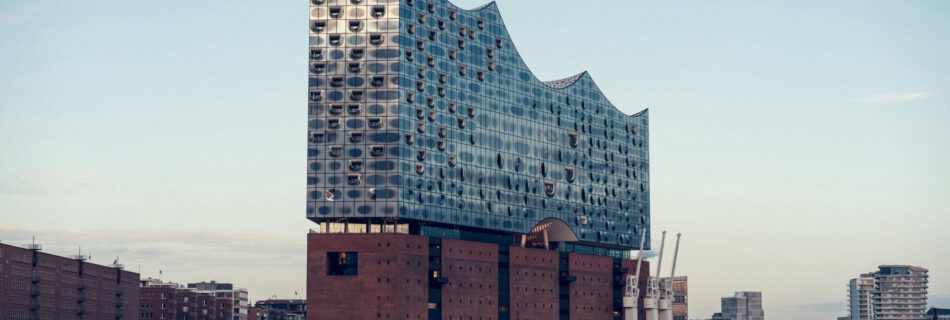 Elbphilharmonie Hamburg am Wasser