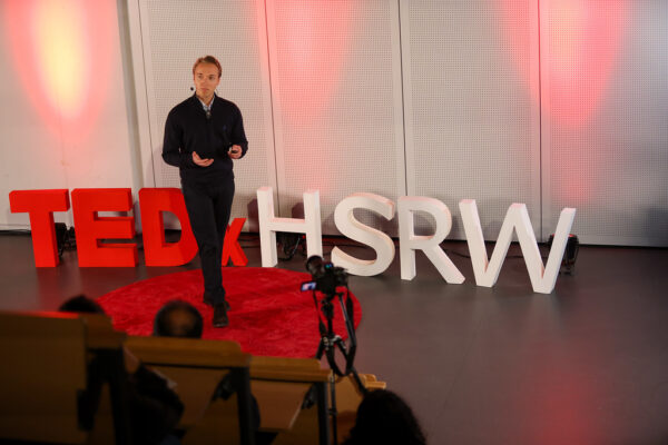 Marlow D. Guttmann beim TEDx-Talk auf der Bühne