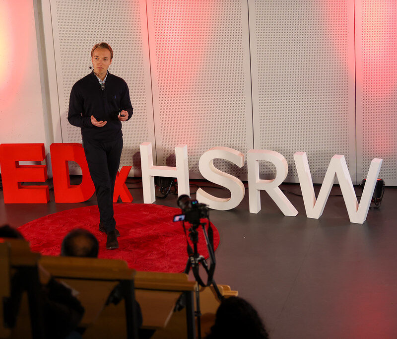 Marlow D. Guttmann beim TEDx-Talk auf der Bühne